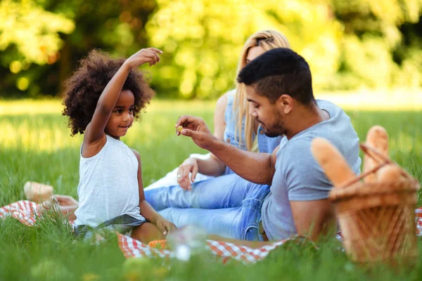 幸せな家族の楽しい時間を一緒にピクニックに — ストック写真