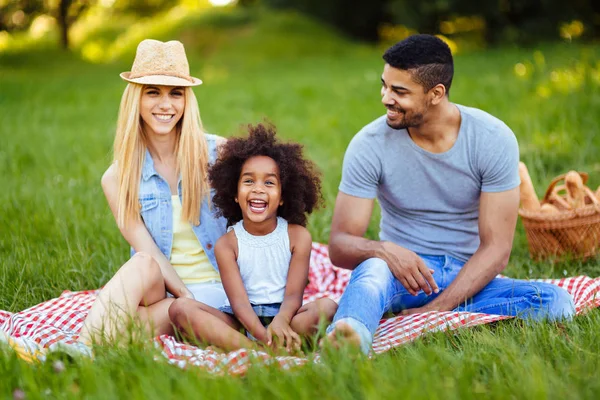 Bild Underbara Par Med Deras Dotter Picknick Naturen — Stockfoto