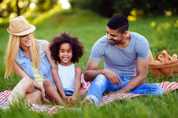 Imagem Casal Encantador Com Sua Filha Fazendo Piquenique Natureza — Fotografia de Stock