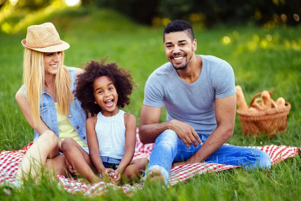 Immagine Una Bella Coppia Con Figlia Che Picnic Natura — Foto Stock