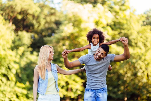 Bild Lyckliga Unga Paret Spendera Tid Med Sin Dotter Landsbygden — Stockfoto