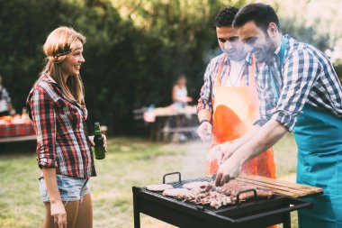 Mutlu arkadaşlar barbekü partisinin tadını çıkarıyor.