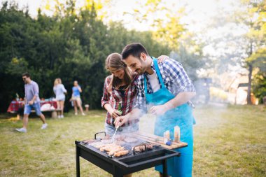 Genç insanların Barbekü doğada parti