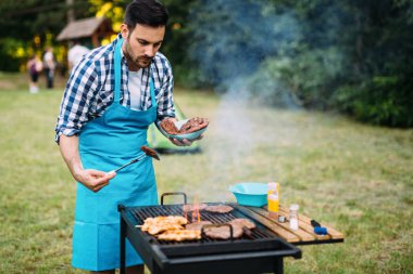 Mutlu erkek barbekü et doğada açık ızgara