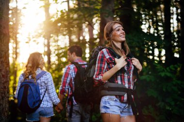 Ormanda yürüyüş insanlar