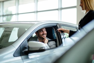 Genç güzel kadın araba satış danışmanı showroom çalışma