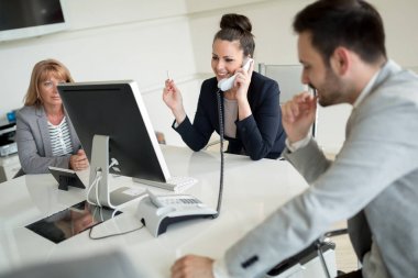 Satış temsilcileri birlikte şirket ofisinde çalışan resmi