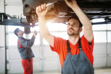 Araba tamircisi otomobil motoru bakım onarım servis istasyonunda motor yağı değiştirme