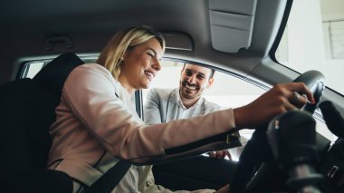 Kadın onun yeni otomatik arka planda onunla konuşmaya satıcı oturan bayilik bir araba satın alma