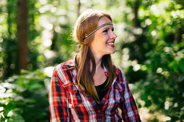 Belle Jeune Femme Blonde Posant Forêt — Photo