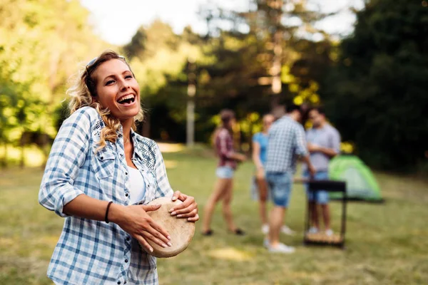 Vrouw drummen in de natuur — Stockfoto