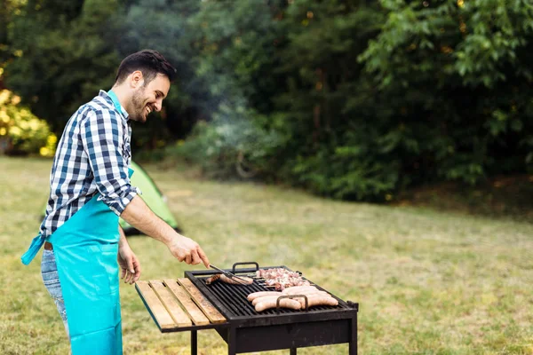 Handsome Young Male Prepares Barbecue Outdoors Forest — Stock Photo, Image