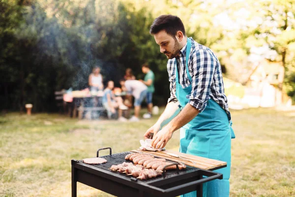 Knappe Jonge Man Bereidt Barbecue Buiten Het Bos — Stockfoto
