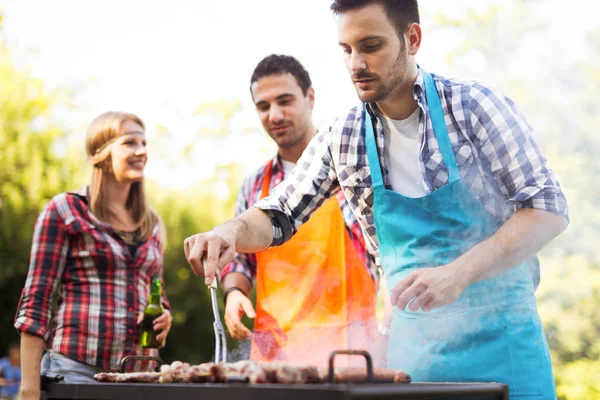 Amis heureux profitant barbecue partie — Photo