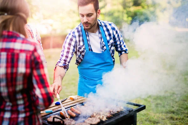 Amigos Felizes Grelhar Carne Desfrutar Churrasco Festa Livre — Fotografia de Stock