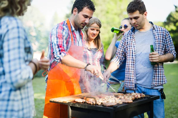 Amici che godono di festa barbecue — Foto Stock