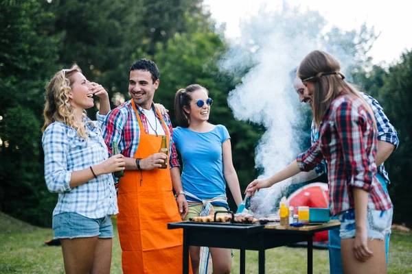 Tineri Bbq Petrecere Natură — Fotografie, imagine de stoc