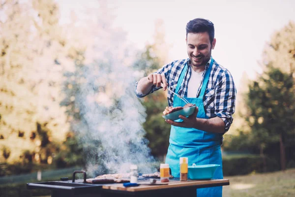 Bello Giovane Uomo Preparare Barbecue Gli Amici — Foto Stock