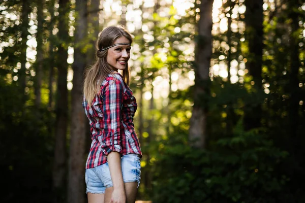 森のハイキングかなりバックパッカーの女性の肖像 — ストック写真