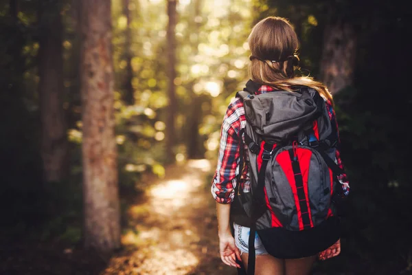 Ormanda hiking güzel backpacker kadın portresi