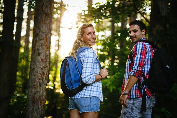 Grupo Amigos Excursionistas Mochileros Que Van Trekking Por Bosque —  Fotos de Stock