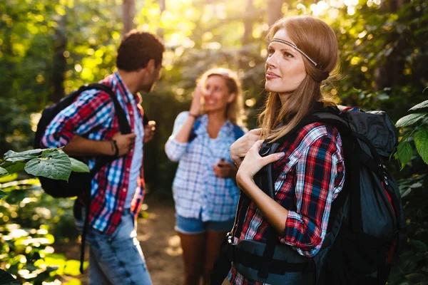 Pessoas caminhando na floresta — Fotografia de Stock