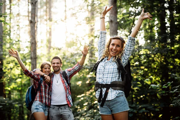 Persone trekking nella foresta — Foto Stock