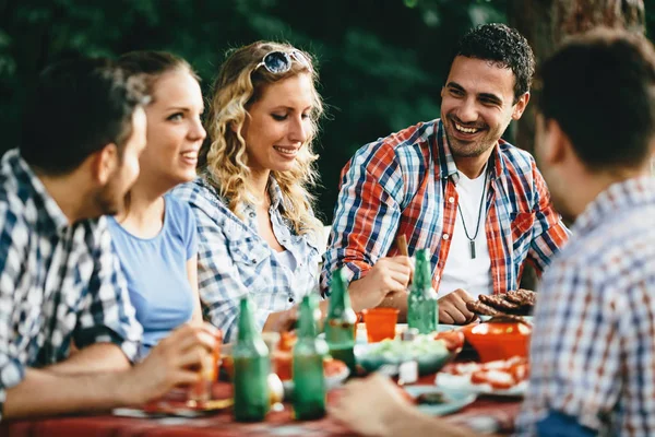 屋外で食べ物を食べる幸せな若者のグループ — ストック写真