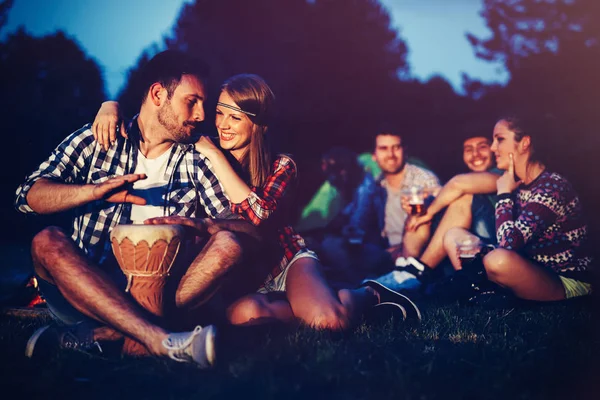 Vänner Njuter Musik Nära Lägerelden Kvällen — Stockfoto