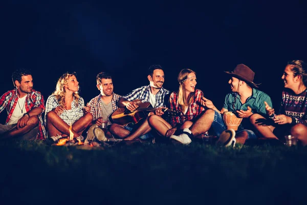 Amigos Disfrutando Música Cerca Fogata Por Noche — Foto de Stock