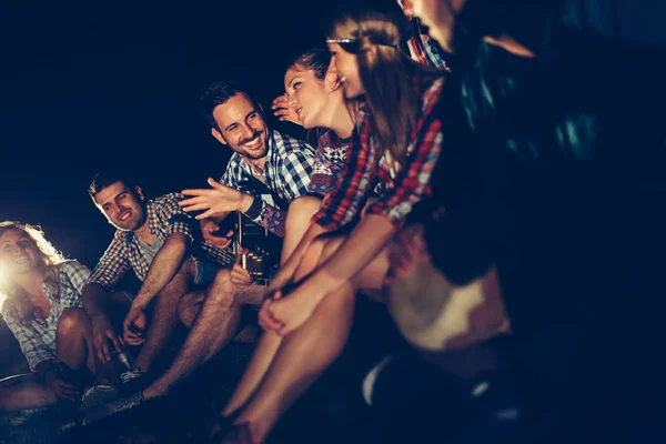 Vrienden Genieten Van Muziek Buurt Van Kampvuur Bij Nacht — Stockfoto