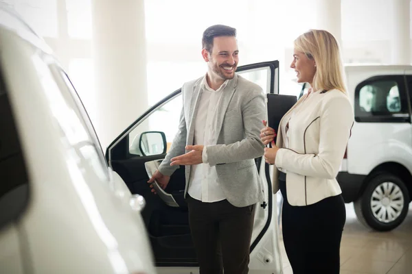 Bilbranschen Bil Försäljning Konsumism Och Människor Koncept Lycklig Man Auto — Stockfoto