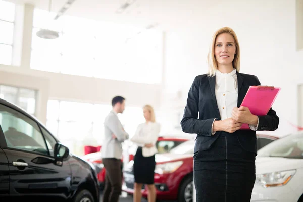 Professionelle Verkäuferin Autohaus Formeller Kleidung Superberater Oder Manager — Stockfoto