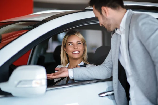 Mujer Comprando Coche Concesionario Sentado Nuevo Auto Vendedor Hablando Con — Foto de Stock