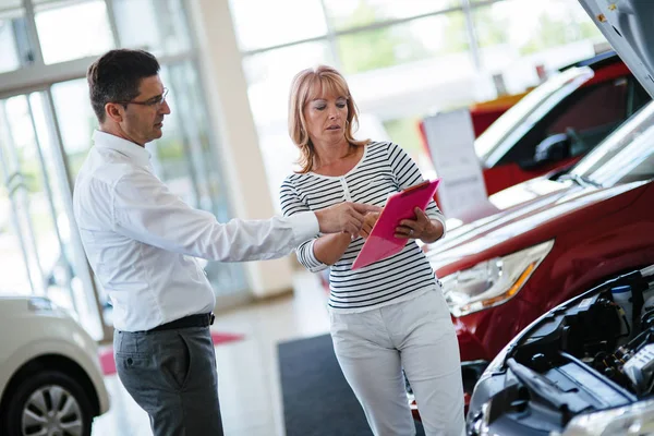 Dealer Toont Een Nieuw Automodel Aan Potentiële Klant Saloon — Stockfoto