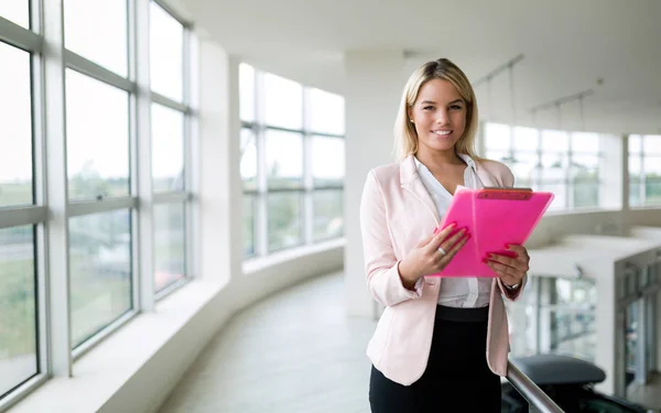 Retrato Exitosa Mujer Negocios Alegre Con Documentos Papel Trabajando Oficina — Foto de Stock