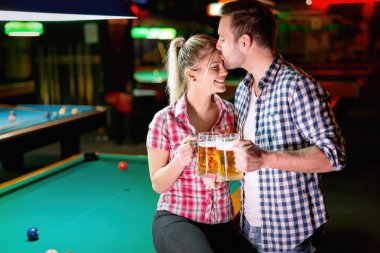 Bira içip snooker tarihte oynarken mutlu çift