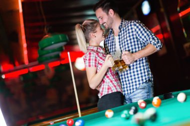 Bira içip snooker tarihte oynarken mutlu çift
