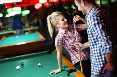 Genç çift oynarken zevk tarihte birlikte snooker