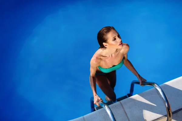 Mulher Glamorosa Desfrutando Férias Nadando Piscina — Fotografia de Stock