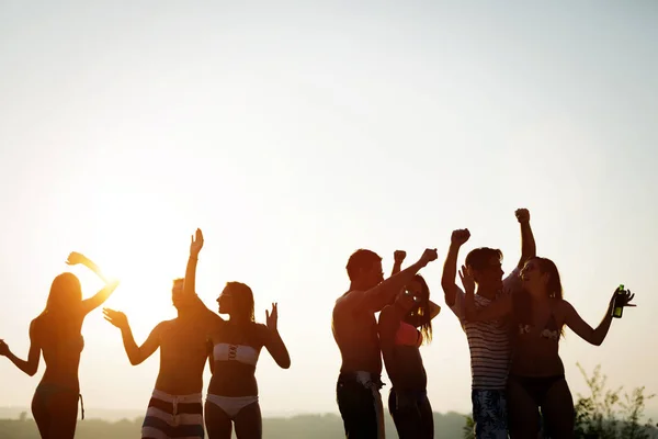 Vänner Festar Vid Solnedgången Sommarlovet — Stockfoto