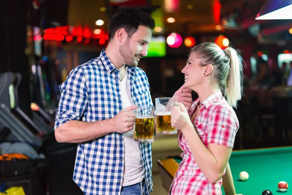 Feliz Pareja Bebiendo Cerveza Jugando Billar Cita — Foto de Stock