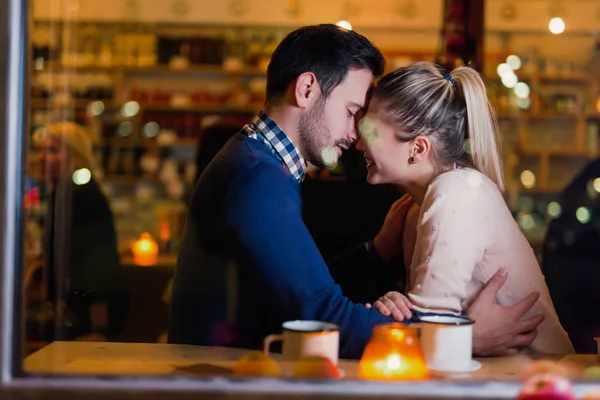 Glückliches Attraktives Paar Küsst Sich Der Bar Beim Date — Stockfoto