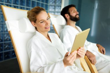 Spa merkezinde dinlenen çekici mutlu çift