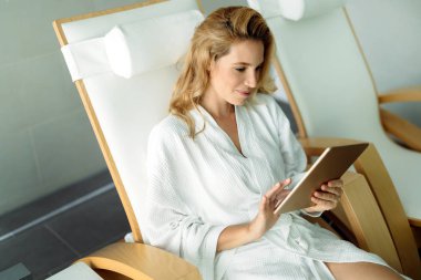 Rahatlatıcı ve dijital tablet kaplıcada kullanma güzel kadın