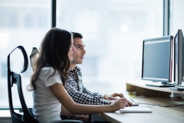Resim iş adamları birlikte office şirkette çalışan