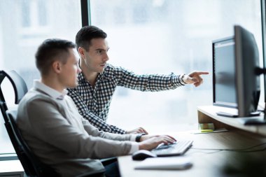 Resim iş adamları birlikte office şirkette çalışan
