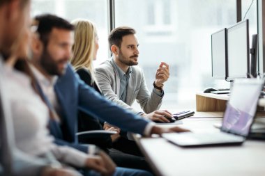 Resim iş adamları birlikte office şirkette çalışan