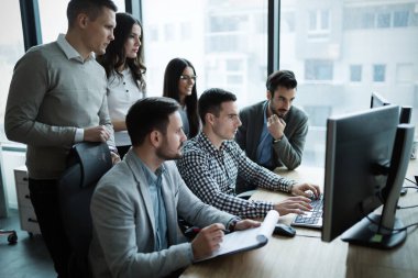 Resim iş adamları birlikte office şirkette çalışan