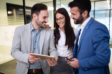Dijital tablet kullanma office birlikte iş adamları resmini
